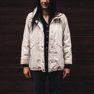 Chaqueta Sergio Tacchini Mujer Pequeña en Beige Aislada Sprig Otoño Cómoda - Imagen 1 de 13