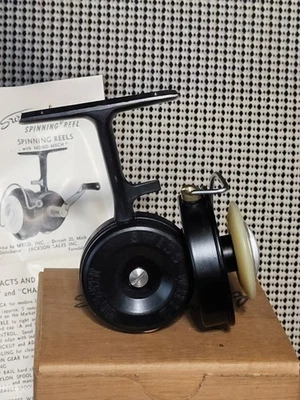 Carrete giratorio Ultra-Lite años 50 CLÁSICO NEGRO Aluminio Swiss Whiz "Champ" Nuevo de Lote Antiguo Foto 1 de 4