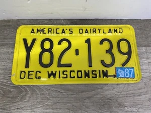 1987 Wisconsin Vintage License Plate Y82-139 America's Dairyland Yellow/Black - Picture 1 of 2