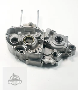 2005 05-07 HONDA CRF250R CRF 250R OEM Left Engine Crank Case Half Crankcase - Picture 1 of 13