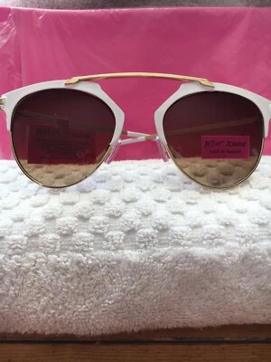 BETSEY JOHNSON WHITE & GOLD SUNGLASSES UV PROTECTION NEW SUMMER CHIC - Image 1 of 4