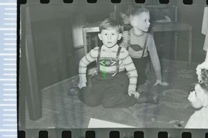 Negativ - 2 Buben am Weihnachtsabend auf dem Boden 50er Jahre - Picture 1 of 1