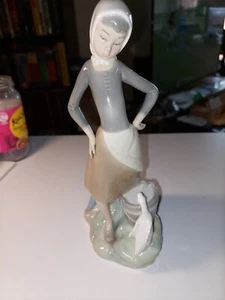 Lladró Girl with Pail and Duck - Picture 1 of 4