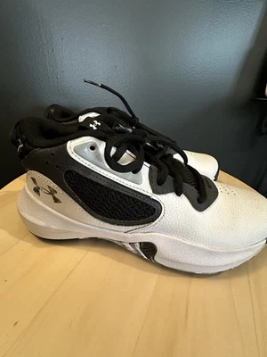 Under Armour Niños Lockdown 6 Blanco, Negro y Gris Jet Zapatos de Baloncesto Juveniles 4.5 Foto 1 de 4
