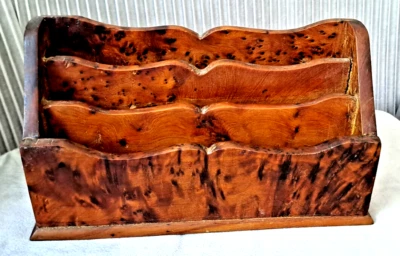 ANCIEN PORTE  LETTRES EN BOIS  DE LOUPE  ACAJOU  ROUGE  24,5 x 14,5 x 8 CM - Photo 1/4