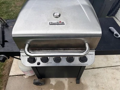 Parrilla de gas Char-Broil Performance de 5 quemadores Foto 1 de 2