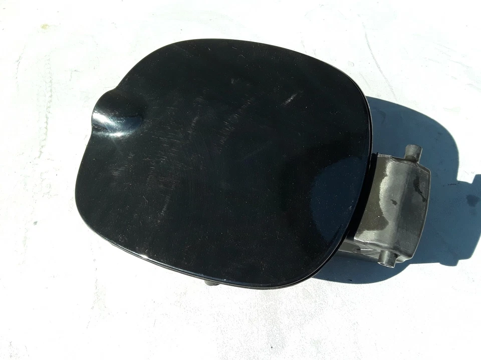 2014-2017 FIAT 500L EASY 1.4L GASOLINE FUEL FILLER DOOR LID W/ RETAINER OEM - Image 1 of 4