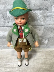 Muñeca niño vintage de plástico duro Schmider de 9 pulgadas con ropa alemana - Imagen 1 de 8
