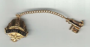 Science Fair Preis Pin 1975 mit Kette - Bild 1 von 1