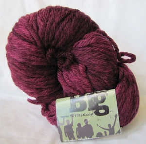 DREAM BIG sperriges weinrotes/burgunderfarbenes Garn und zwei Muster: Weste und Zopfschal. - Bild 1 von 5