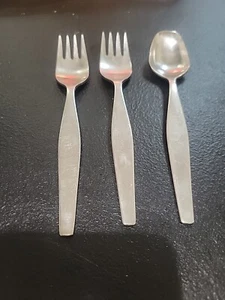 INS272 International Stainless Square flat end teaspoon or sugar spoon - Picture 1 of 6