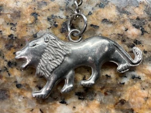 Portachiavi portachiavi statuina LEONE in metallo argento vintage - Foto 1 di 3