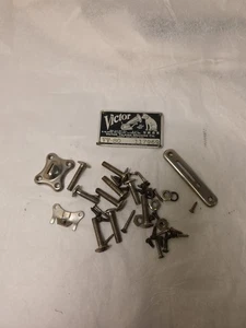 Victor Victrola Phonograph VV-IX ID Tag plus diverse Teile und Schrauben. - Bild 1 von 7