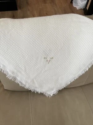 Manta bebé tejida a mano Churchill Weavers de colección acrílico blanca con bordado 41x42 Foto 1 de 4
