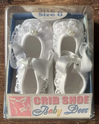 De colección 2000 NUEVO Antiguo Stock Bebé Ciervo Talla 0- Blanco Satinado Encaje Cinta Zapato Cuna Foto 1 de 4