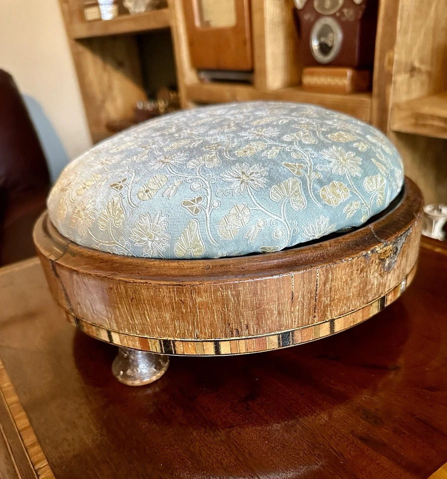 Antiguo reposapiés con incrustaciones y cubierta de seda  Foto 1 de 4