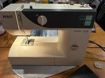 Máquina de costura Pfaff Hobby 1016 com pedal – Testada e funcionando – Portátil - Imagem 1 de 4