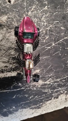 Coche de triple amenaza Johnny Lightning Topper de colección. Rosa/Púrpura Foto 1 de 4