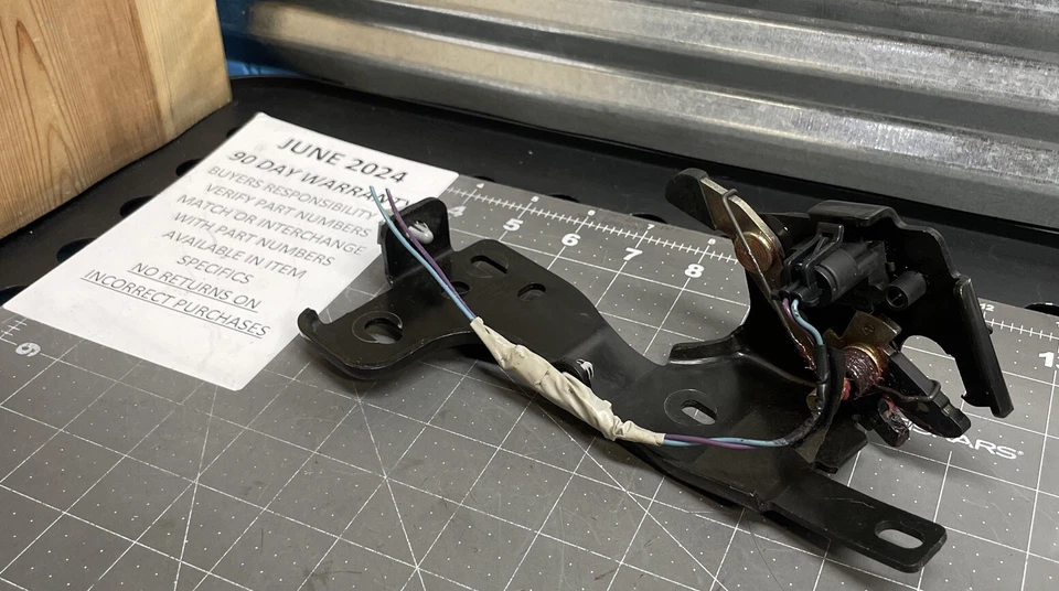 2002 2009 Chevrolet Trailblazer GMC Envoy trava de liberação do atuador de vidro traseiro - Imagem 1 de 4