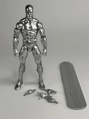 Silver Surfer de Marvel Legends. Exclusivo de Walgreens Foto 1 de 2