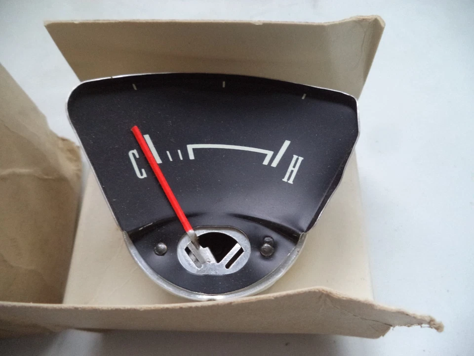 Panel de instrumentos de tablero NOS MOPAR medidor de temperatura 60 Plymouth Valiant Foto 1 de 3