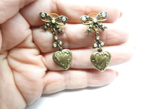 Pendientes perforados con lazo AB diamantes de imitación perlas tono dorado corazón AMOR vintage - Imagen 1 de 4