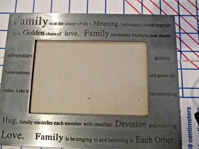 Marco de caballete trasero "FAMILIAR" grabado con láser de peltre/metal con vidrio para foto de 4x6 Foto 1 de 3