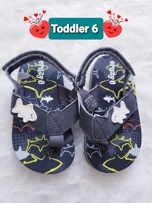 Sandalias de verano Crazy 8 para niños pequeños talla:6 grises estampados de tiburón  Foto 1 de 4