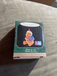 Hallmark Ornament Honey Of a Gift `1997` Miniatur Disney's - Winnie Puuh - Bild 1 von 2