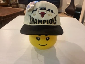 NUEVO CON ETIQUETAS DE COLECCIÓN 1997 Chicago Bulls 1997 Campeones de la NBA con LOGO Sombrero SnapBack Blanco - Genial - Imagen 1 de 12