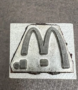 Vintage KINGSLEY Heißfolienstempel Maschine Emblem Würfel - McDonald’s - Bild 1 von 4