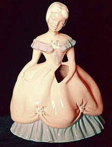 Estatuilla vintage de cerámica de Florencia prístina rara dama en vestido rosa con florero  - Imagen 1 de 12