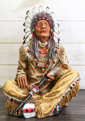 Estatuilla grande de hombre de medicina jefe tribal indio nativo sentado con pipa de paz Foto 1 de 4