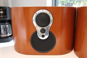 Custom Cherry Wandlautsprecher auf Basis von Linn Akurate 212, von Krescendo HiFi - Bild 1 von 8