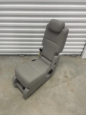 Среднее сиденье Honda Odyssey 2018-2023 годов выпуска второй ряд кожа светло-серое NH836L - Изображение 1 из 4