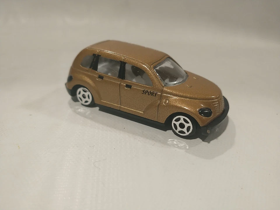 Новый никогда не использовавшийся спортивный автомобиль Chrysler PT Cruiser масштаба 1:64 золото 9818 1999/2000 - Изображение 1 из 4