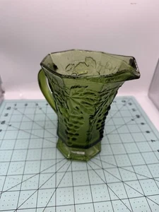 Jarra de vidrio verde vintage años 60 Anchor Hocking diseño de uva y hoja - Imagen 1 de 8