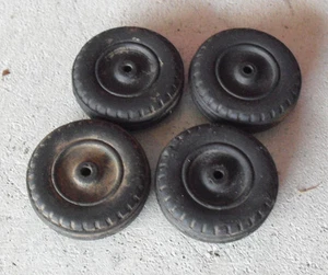 Lote De Colección De 4 Neumáticos Pequeños De Goma Hubley Para Coche o Tractor 1 1/2" De Ancho - Imagen 1 de 1