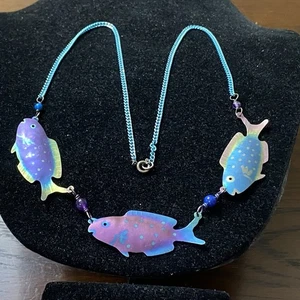 Ausgefallene & seltene vom Künstler hergestellte eloxierte Halskette & Kette mit 3 Fischen und Perlengliedern - Bild 1 von 17