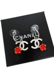 Pendientes Camelia CHANEL Rosa Blanco Color Marca CC 2cm X 1.5cm Buen Estado - Imagen 1 de 5