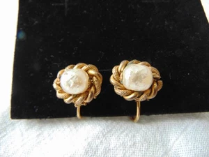 Pendientes clip de perlas de vidrio dorado firmado vintage Miriam Haskell - Imagen 1 de 5