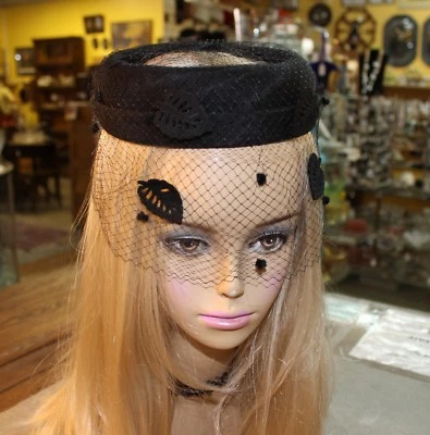 DE COLECCIÓN AÑOS 50 SOMBRERO PASTILLERO NEGRO HOJA PUNTEADA VELO RED WHIMSEY FASCINATOR HECHO EN UNIÓN Foto 1 de 4