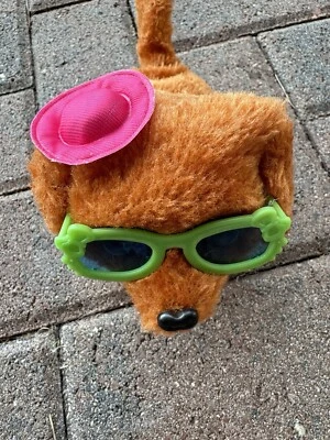 GAFAS DE SOL DIFUSAS CAMINAR LADRIDOS JUGUETE PERRO EN MOVIMIENTO funciona con pilas NUEVO Foto 1 de 4