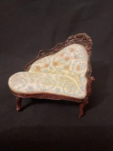 Canapé vintage miniature maison de poupée française méridienne bleu fleuri faux bois résine - Photo 1/6