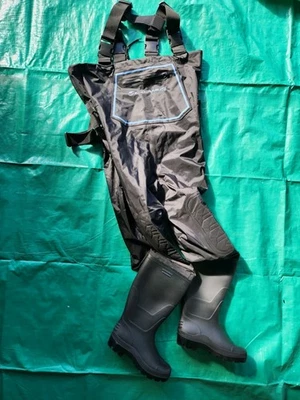 Calamus Chest Waders Womens 9 Mens 7 Black Fishing Waders  - Image 1 of 4