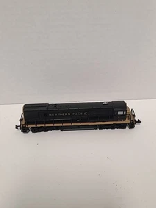 N SCALE TRIX U 28 DIESEL LOCOMOTIVE NORTHERN PACIFIC 578  - Picture 1 of 7