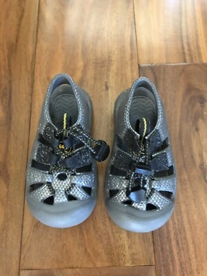 Zapatos/sandalias Keen para niños pequeños, talla 4, grises Foto 1 de 2