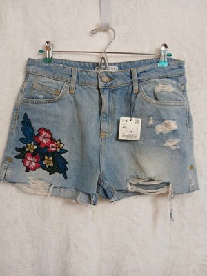 Nuevo con etiquetas Pantalones Cortos Zara Para Mujer Denim Torn Parches Florales Talla 40 Foto 1 de 4