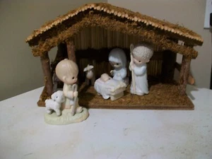 Precious Moments/Enesco 5-tlg. Porzellan Krippe mit Holzkulisse - Bild 1 von 10