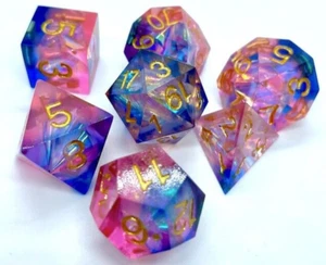 Rosa und blaue Baby Puppe scharfe Kante Harz polyedrisch D&D TTRPG Dungeons & Dragons - Bild 1 von 2